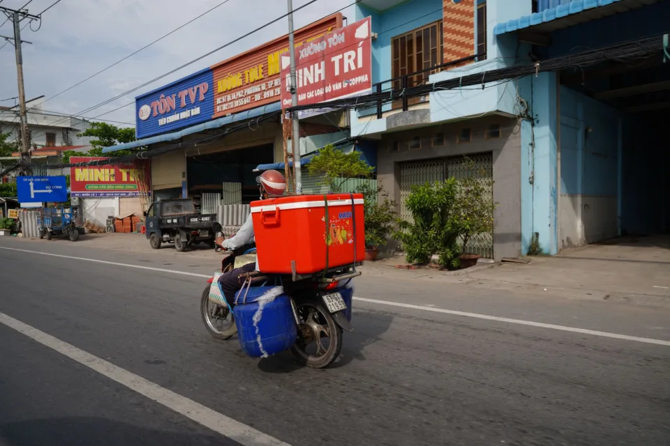 Xe cũ bẩn, ghế xộc xệch — sau khi dọn