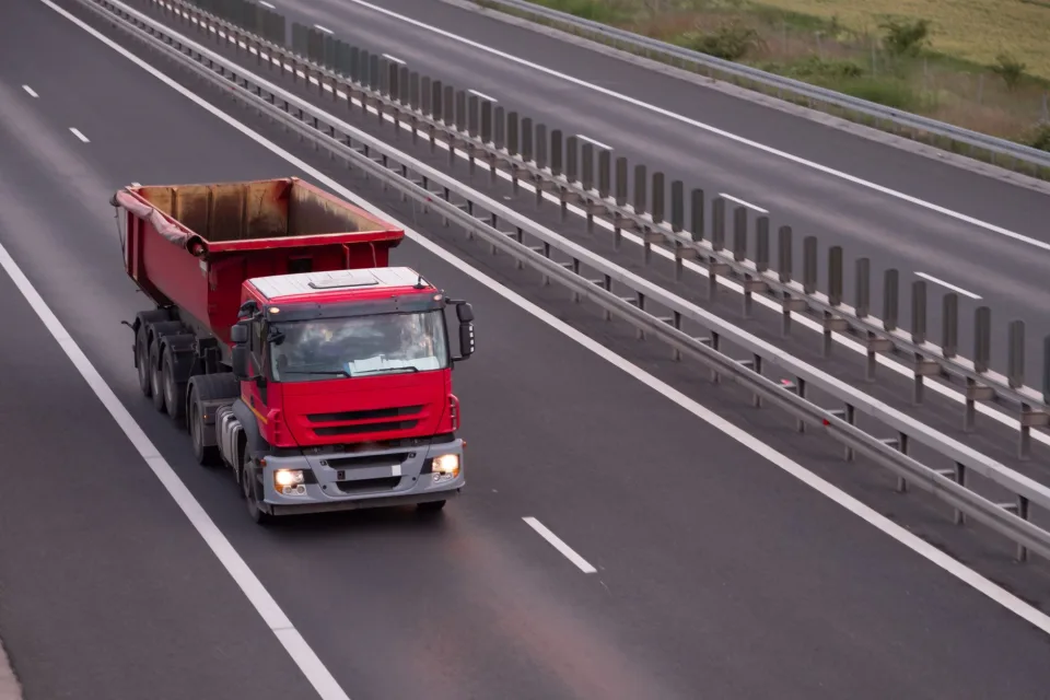 Xe trước khi giao — nội thất đã vệ sinh, bình xăng đầy — sau