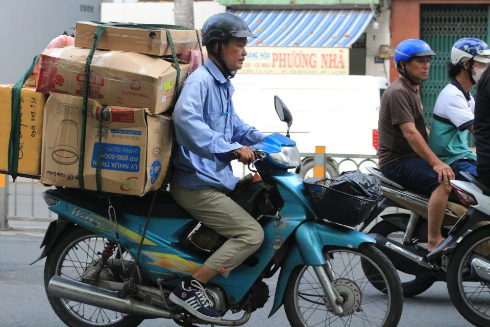 Xe trước khi giao — nội thất đã vệ sinh, bình xăng đầy — trước